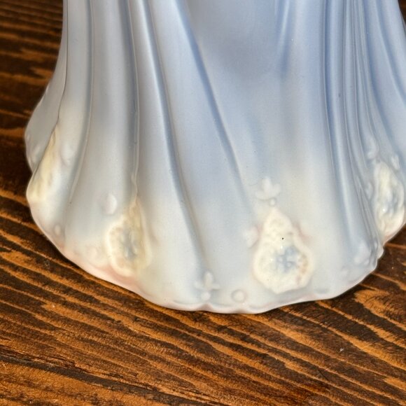 House of Lloyd Gathering Flowers Porcelain Figurine - Picture 12 of 13